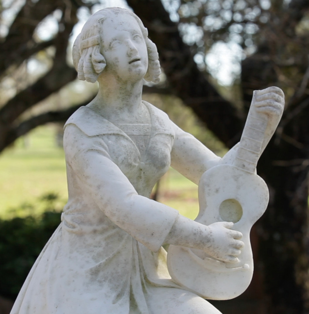 Niña con guitarra Niña con guitarra