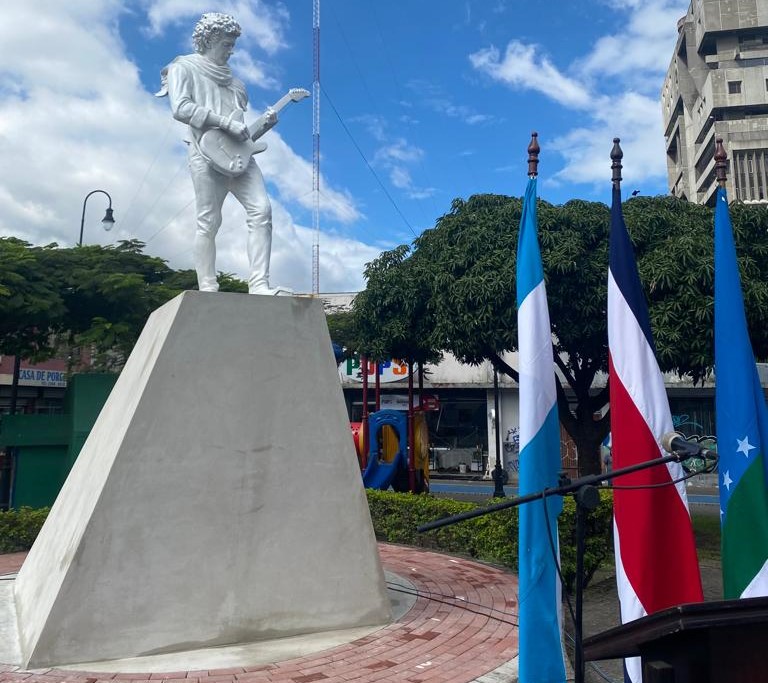 “Siempre es hoy” es el nombre de la escultura hiperrealista de Gustavo Cerati, realizada por el artista Martín Di Girolamo, que Argentina le donó a Guatemala por bicentenario de su independencia.