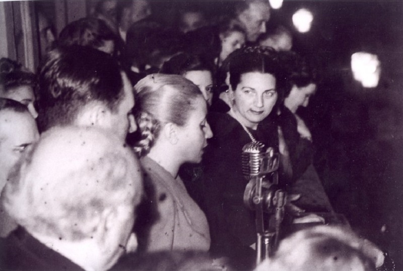 Eva Perón recibe en manos la ley 13.010 en el balcón de la Casa Rosada.
