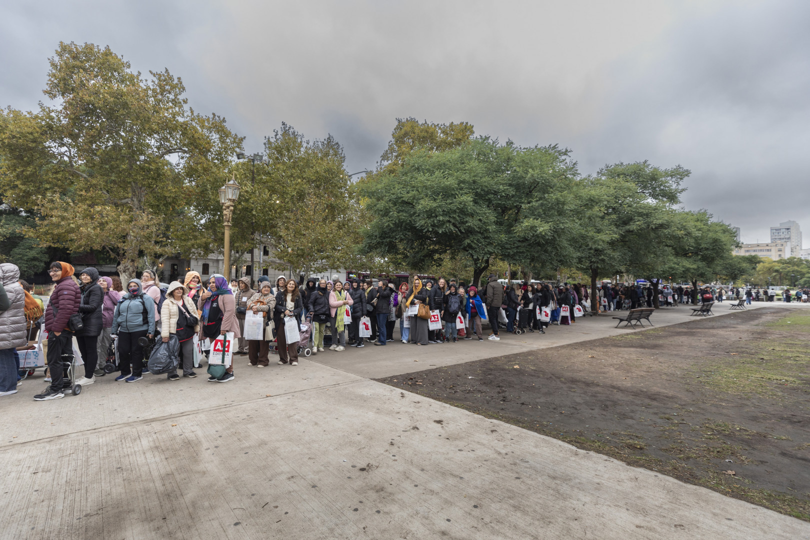 La fila de bibliotecarios para ingresar llegaba desde la entrada de Sarmiento hasta Sanfa Fe