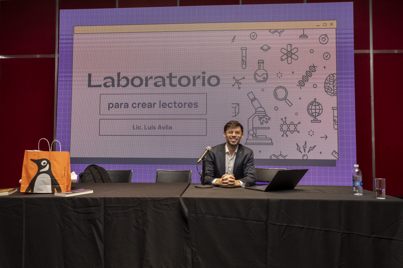 “Laboratorio para crear lectores”, dictado por el escritor Luis Ávila.