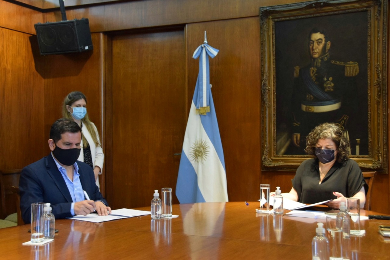 Imágen de Fernando Galarraga junto a la ministra Carla Vizzotti firmando el convenio.