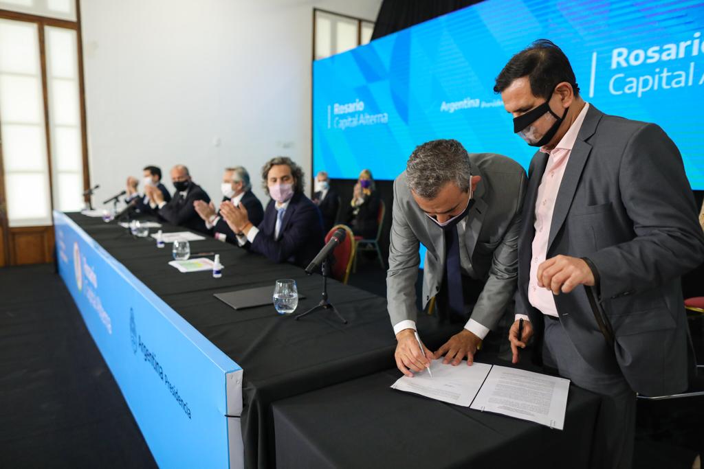 Imágen de Fernando Galarraga, director ejecutivo de la ANDIS, firmando el convenio marco, en la reunión de Gabinete Federal, en Rosario, Santa Fe