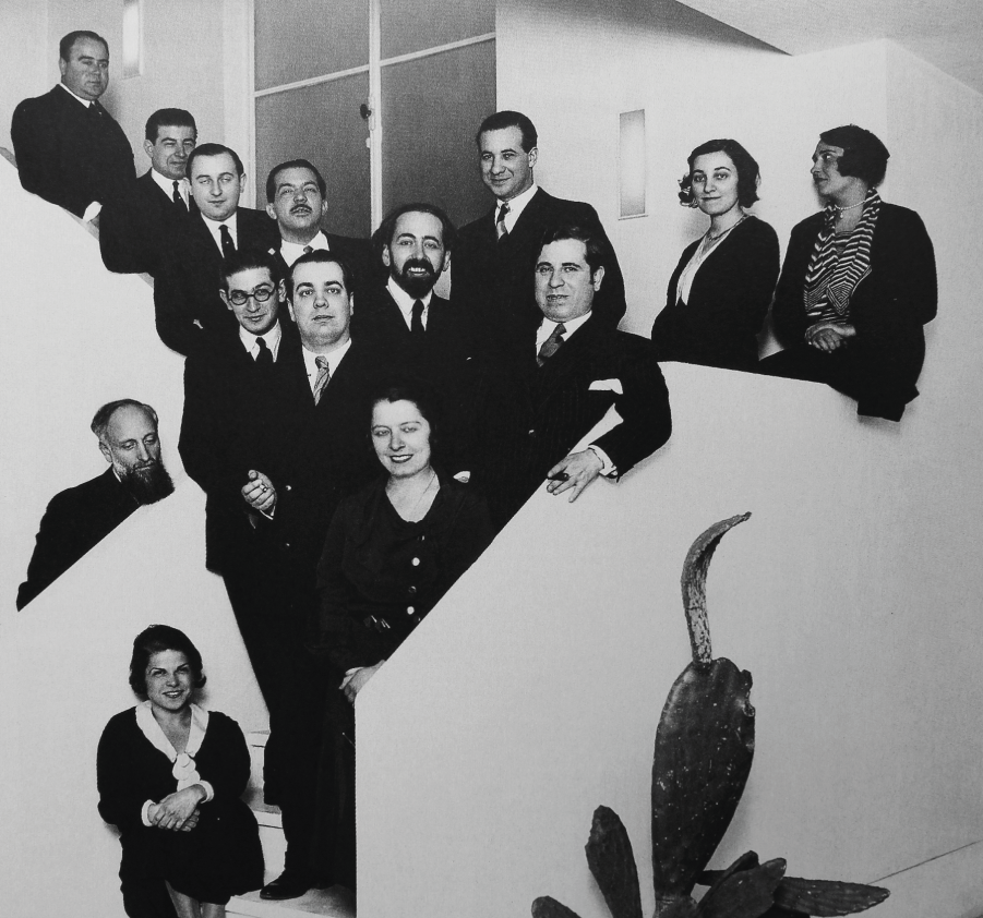 Fundación de la Revista Sur en la casa de Victoria Ocampo en Barrio Parque. El edificio fue adquirido en la década de 1990 por el Fondo Nacional de las Artes.