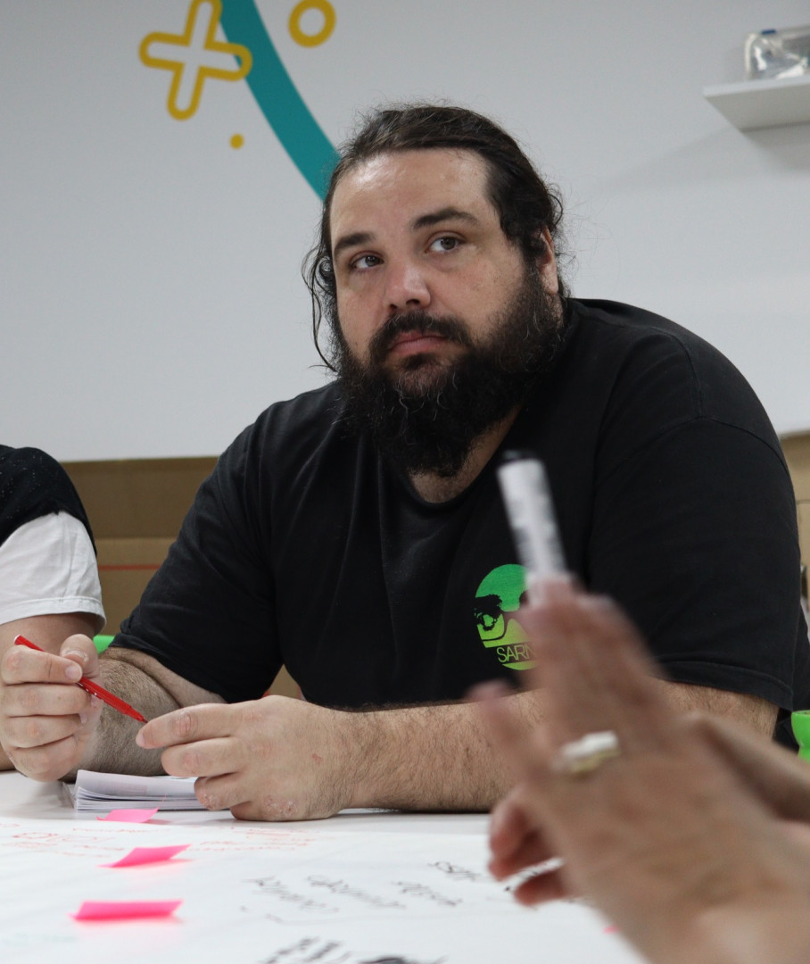 El artista que obtuvo el primer premio, Nahuel Cañada, por la obra “Las memorias de Xu Lizhi”.