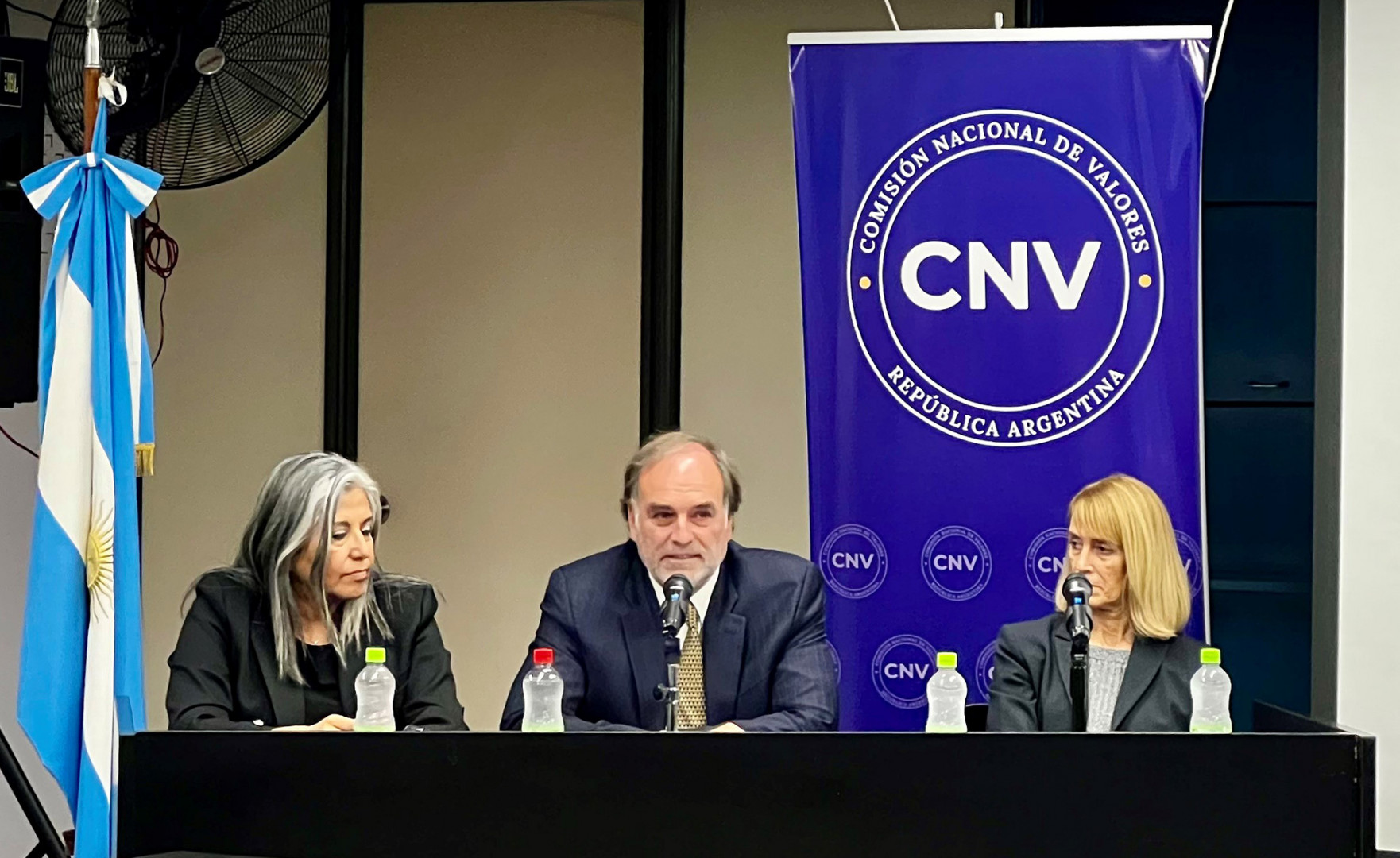 Roberto Silva, Patricia Boedo y Sonia Salvatierra en la reunión con cámaras y estudios jurídicos que se celebró en la CNV
