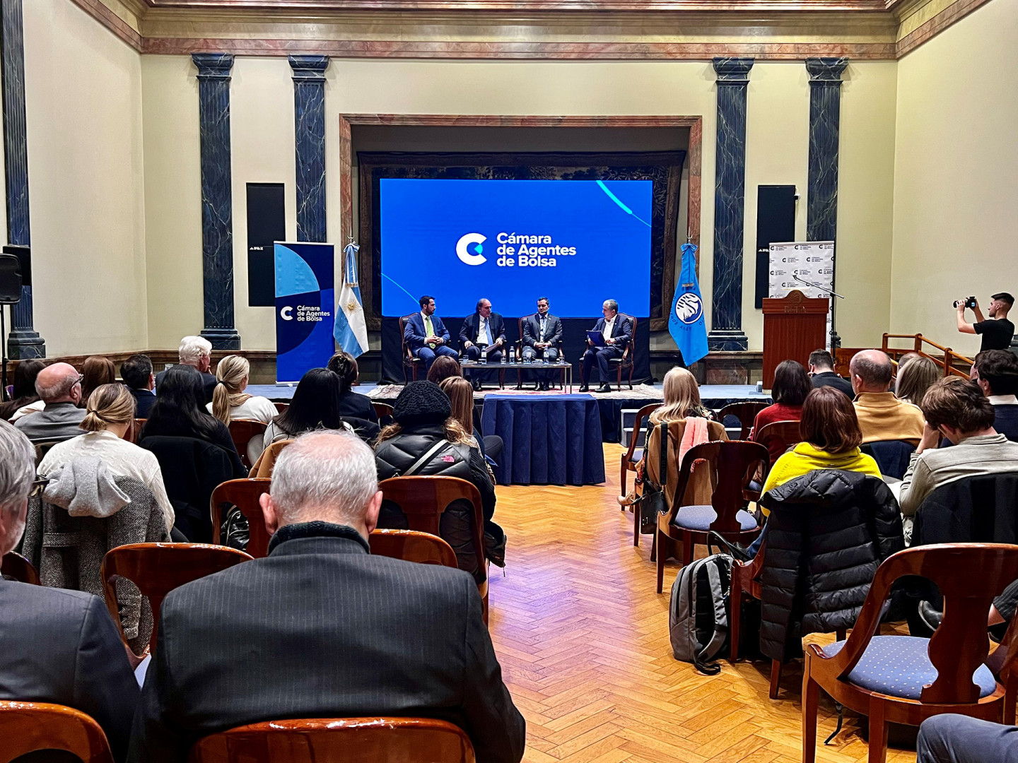 El presidente de la CNV, Roberto Silva, diserta en la Bolsa de Comercio