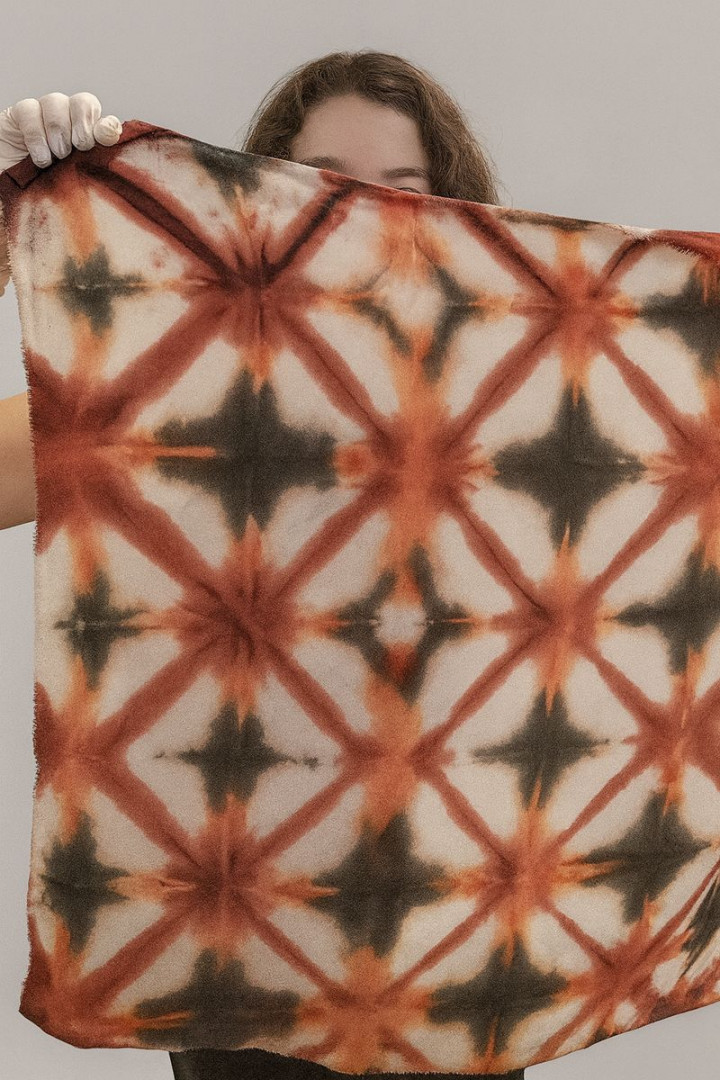 Taller de estampado textil experimental con la técnica japonesa de shibori, en el Museo Histórico Sarmiento. Taller de estampado textil experimental con la técnica japonesa de shibori, en el Museo Histórico Sarmiento.