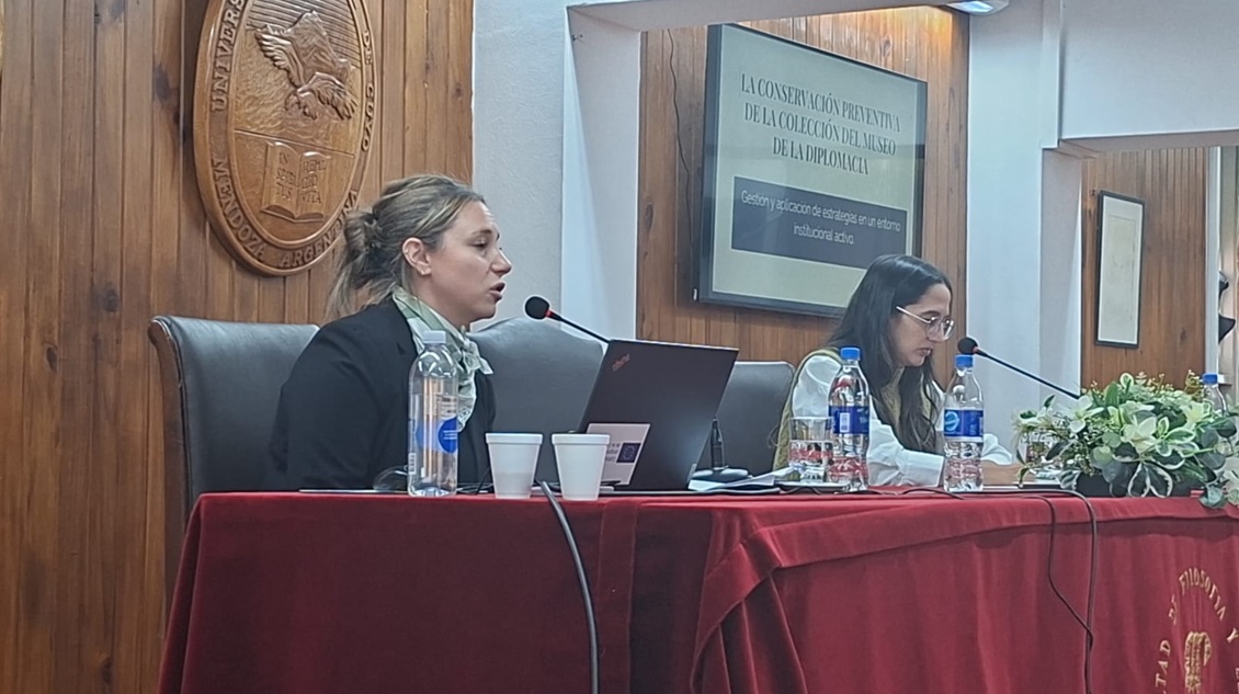 Responsables del Museo de Cancillería. De izq. A der. Cons/Rest. Laura Solazzi y Lic. Desirée Chaure