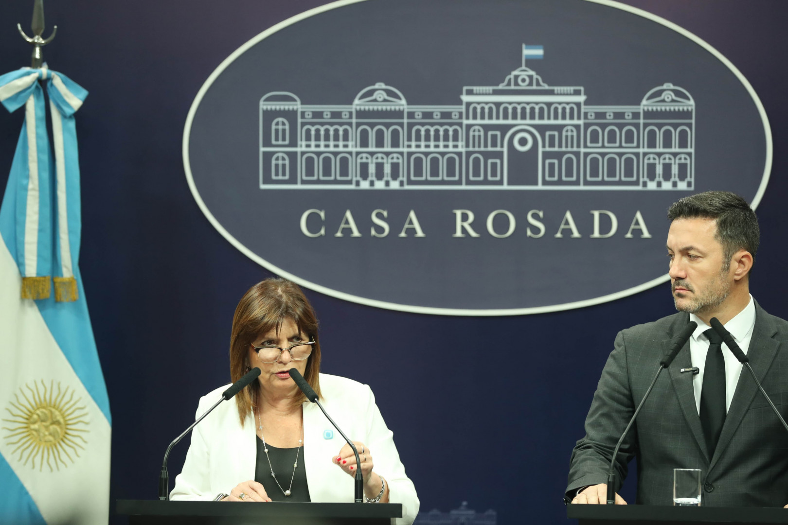La Ministra Bullrich y el Ministro Petri brindan una conferencia de prensa en Casa Rosada La Ministra Bullrich y el Ministro Petri brindan una conferencia de prensa en Casa Rosada