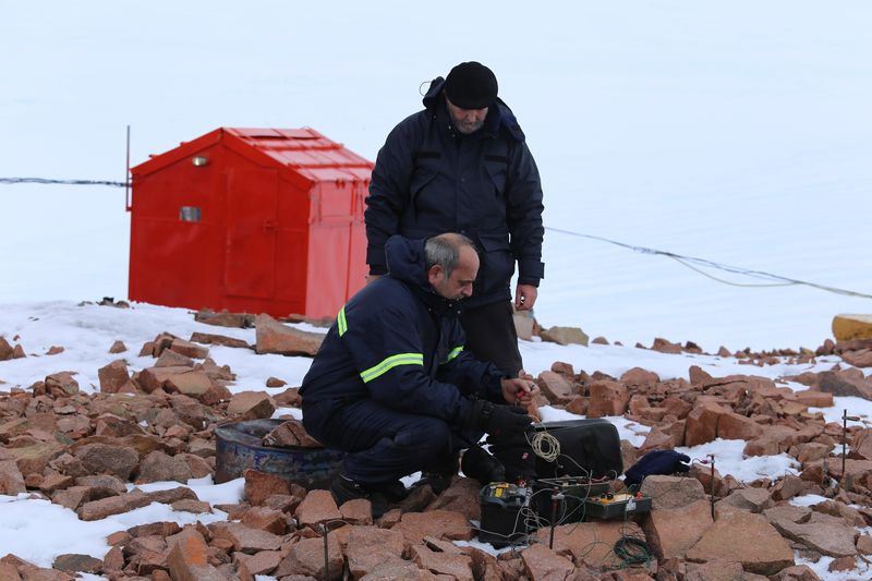 Profesionales realizan estudio geotécnico en la Antártida. Foto: COCOANTAR.