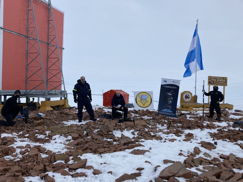 Profesionales y personal de apoyo en el sitio de estudio geotécnico en la Antártida. Foto: COCOANTAR.