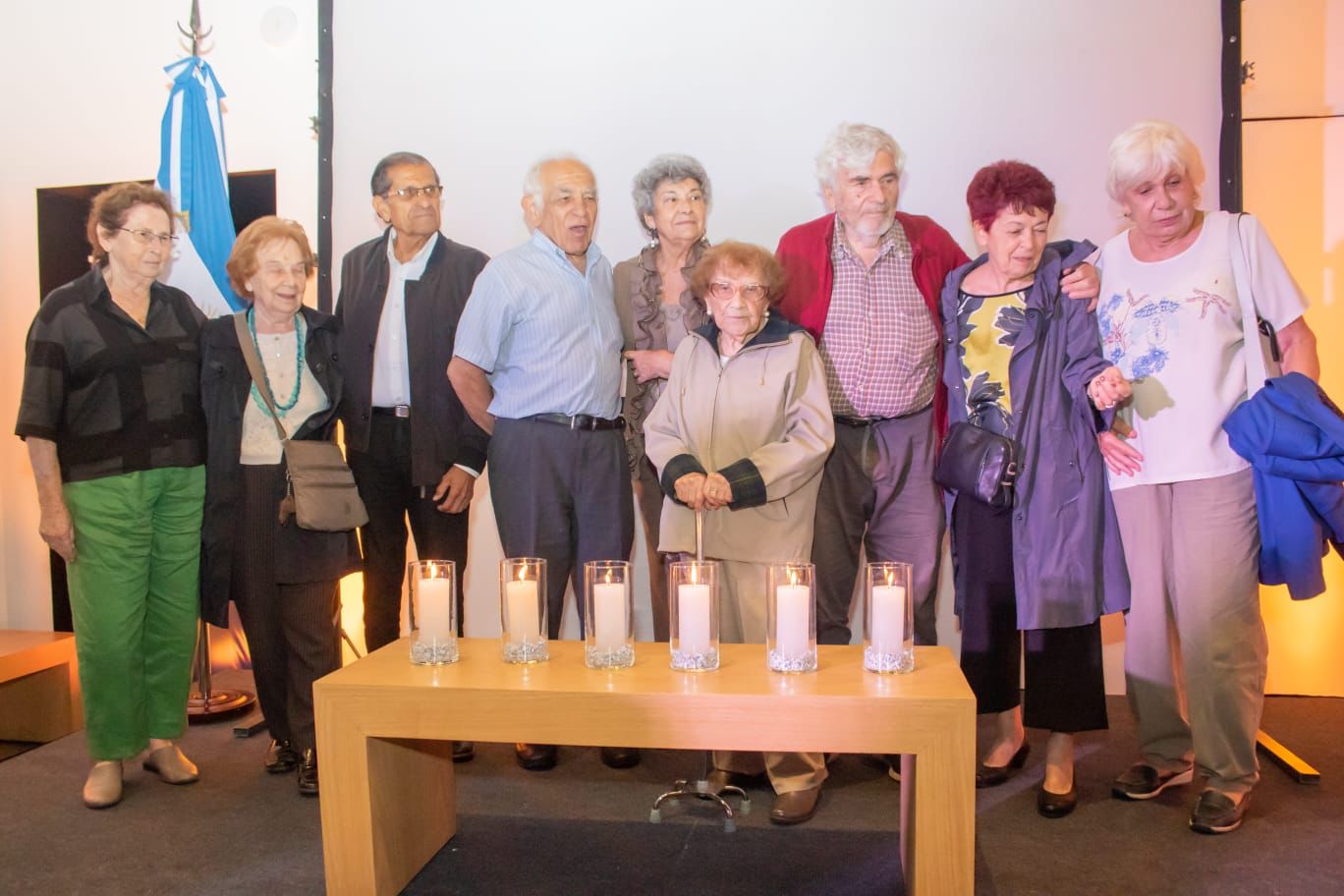 Los sobrevivientes del Holocausto encendieron seis velas blancas en memoria de las personas asesinadas.