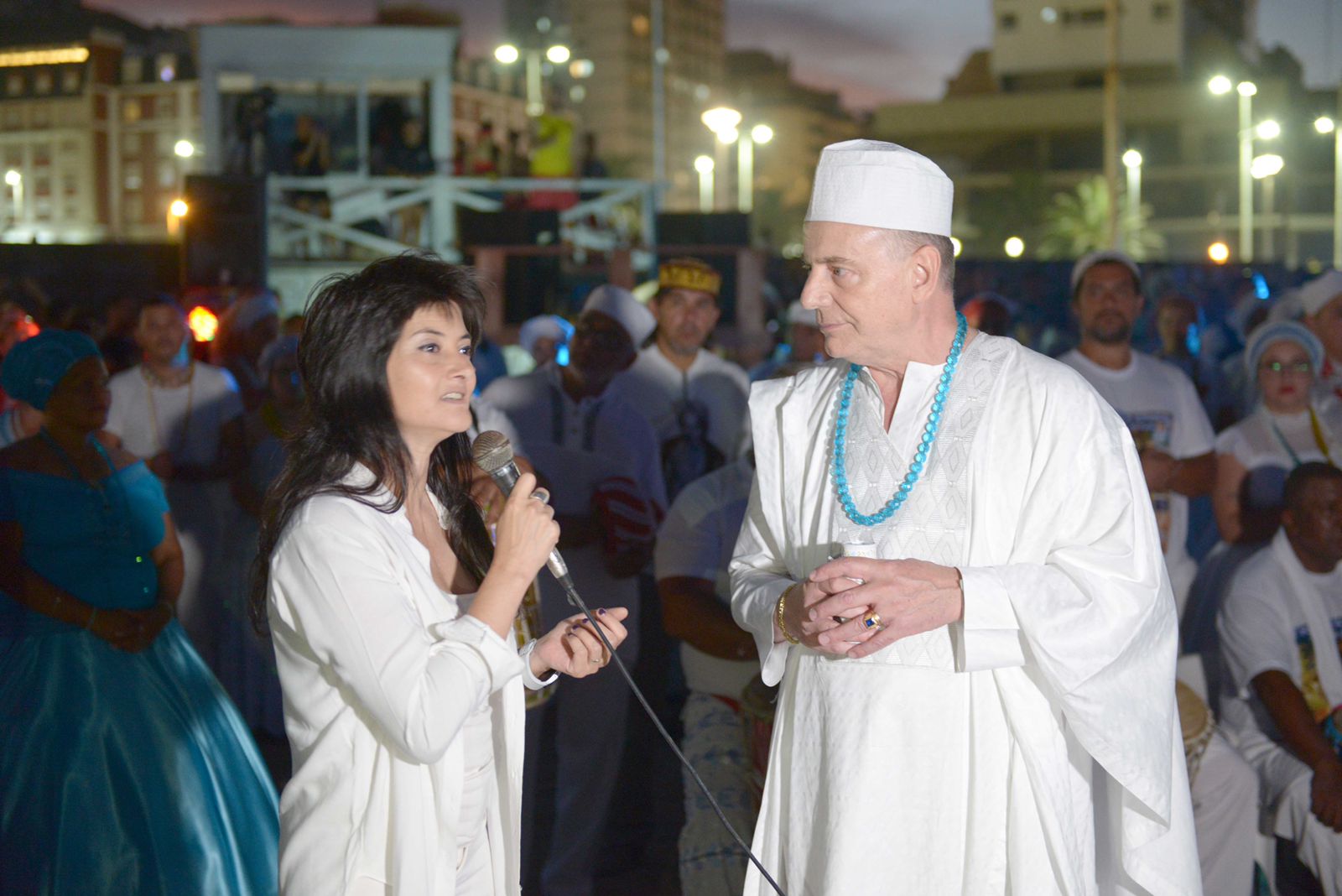 La titular del INADI, Greta Pena junto a babalorixá Hugo Watenberg en la  39° ceremonia en honor a Iemanjá.