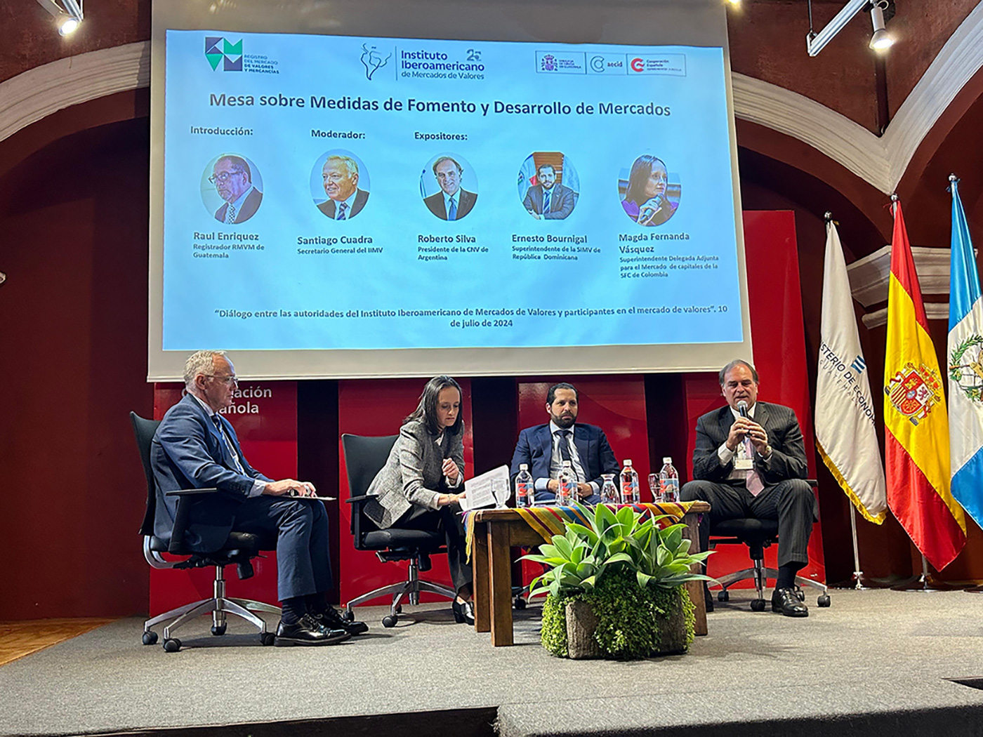 El Dr Silva exponiendo en la reunión del Instituto Iberoamericano de Mercados de Valores