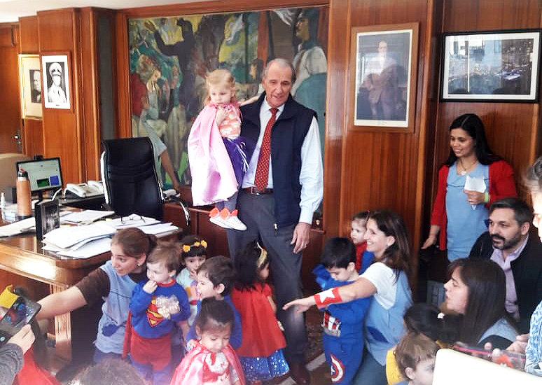 Presidente junto a niños de la Guardería