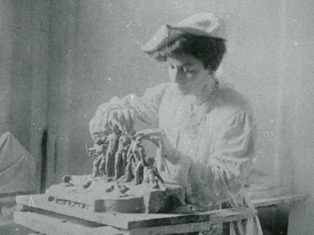 Fragmento de una foto de Lola Mora.