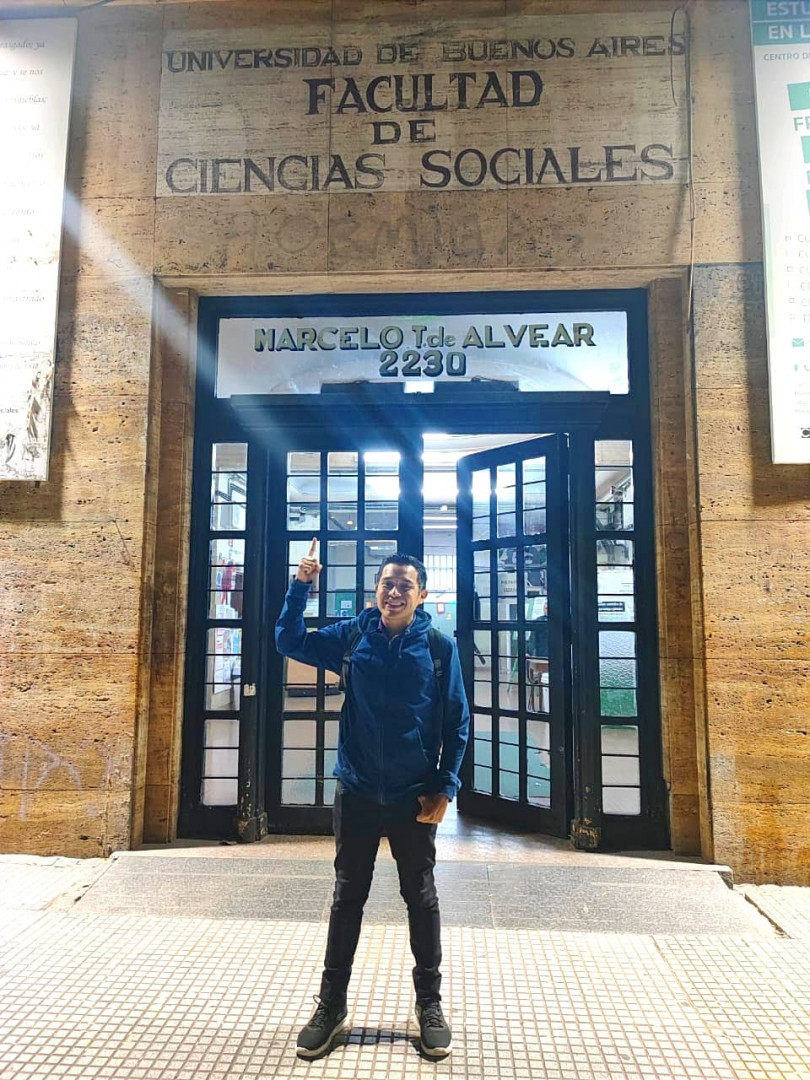 Gustavo Lagarza Islas en el frente de la Facultad de Ciencias Sociales de la UBA.