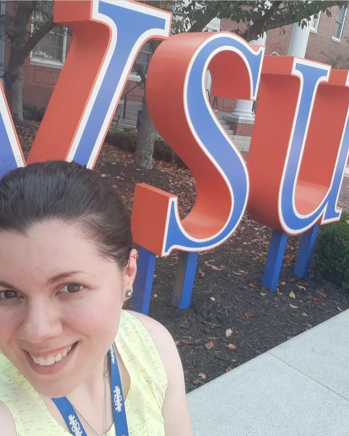 Luciana junto a las iniciales de Virginia State University en el parque de la universidad. Luciana junto a las iniciales de Virginia State University en el parque de la universidad.