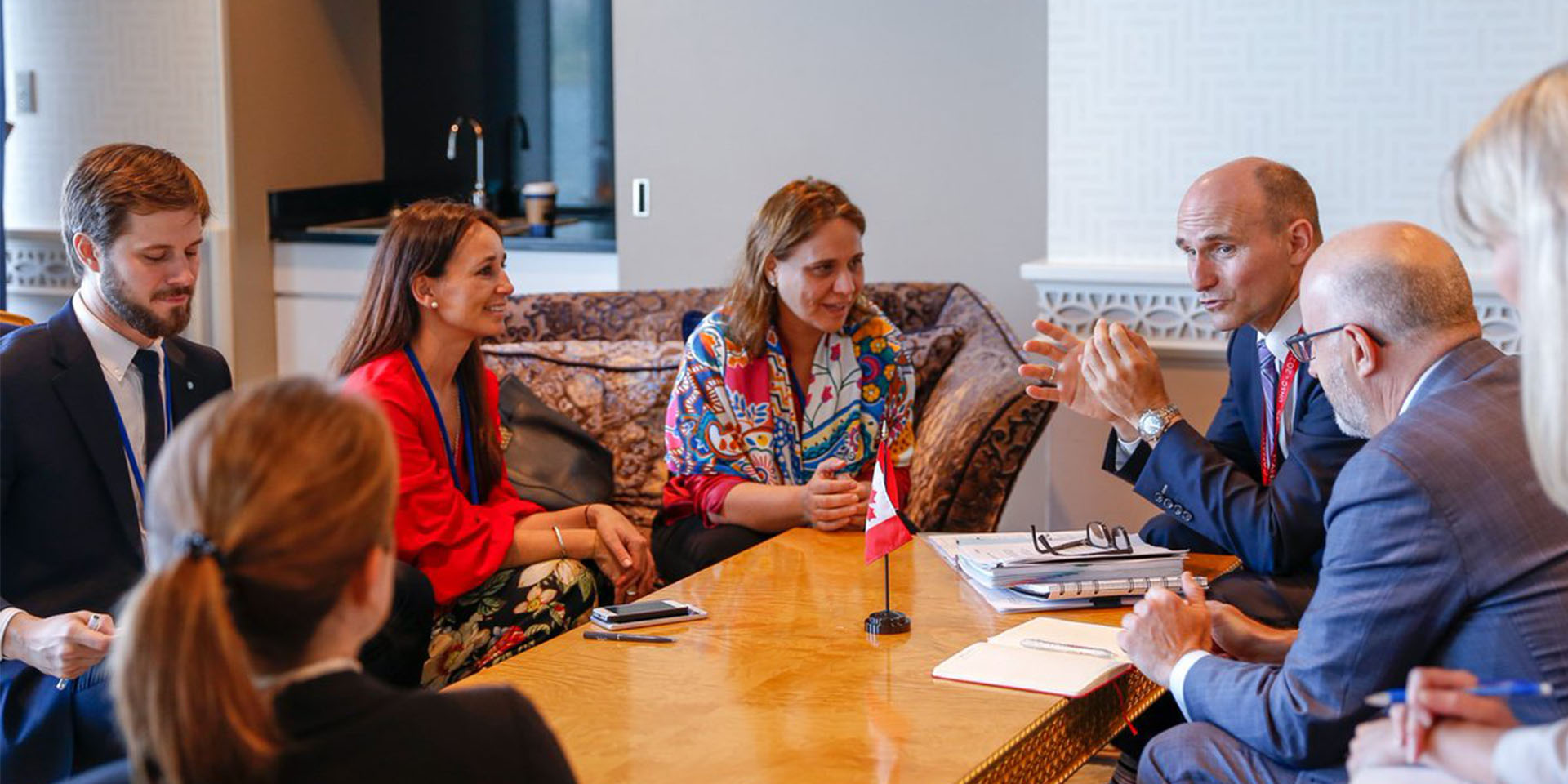 Gabriela Agosto reunida con representantes de gobierno