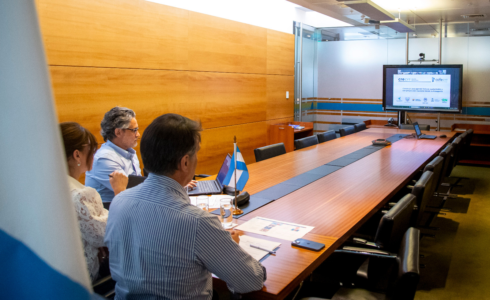 José Luis Acevedo, Subsecretario de Ciencia y Tecnología; Paula Zingoni, Directora Nacional de Articulación Institucional de Ciencia y Tecnología; y Leonardo Palladino, Director de Programas Estratégicos, en la cuarta Asamblea General del COFECyT.