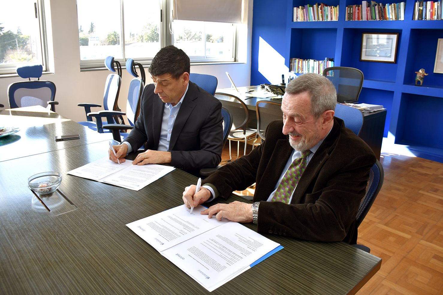 Arnaldo Medina y Manuel Limeres firman el acuerdo en el despacho de la UNAJ