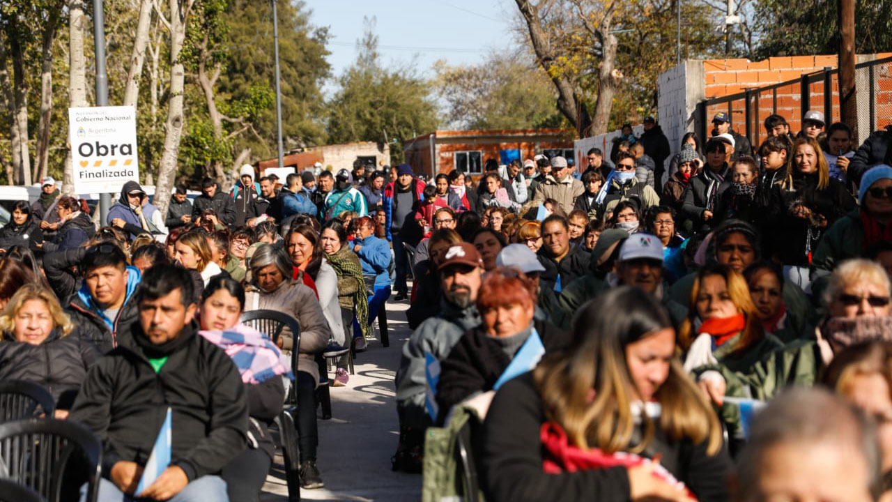 ![Gente de Berazategui sentada en sillas en el exterior, en el acto de inauguración de obras de urbanización. 