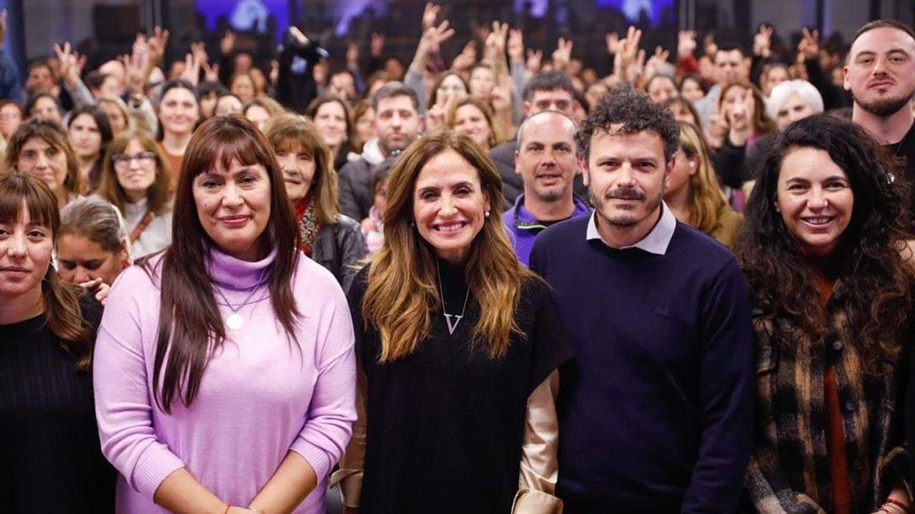 La ministra Victoria Tolosa Paz en el auditorio de la Universidad de La Plata junto a Fernanda Miño y el concejal Granillo Fernández.