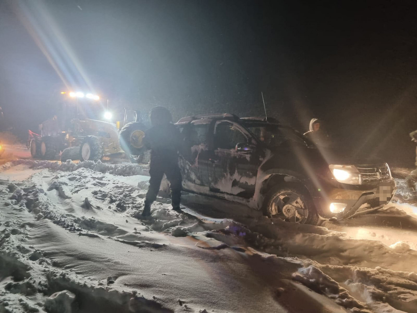gendarmes asisten a vehiculos varados en la nieve 3