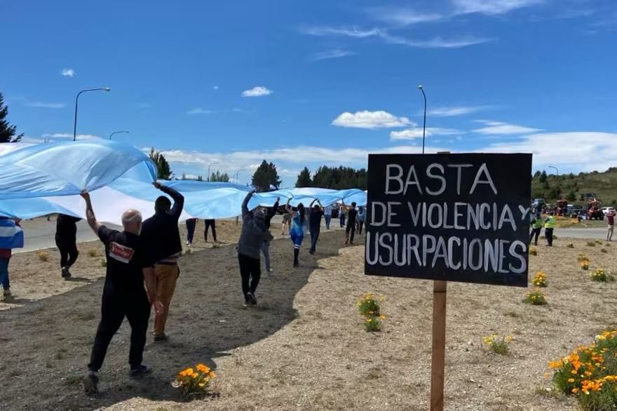 Desalojo en Bariloche: se terminó la ocupación ilegal de los terrenos del Ejército Argentino | Argentina.gob.ar