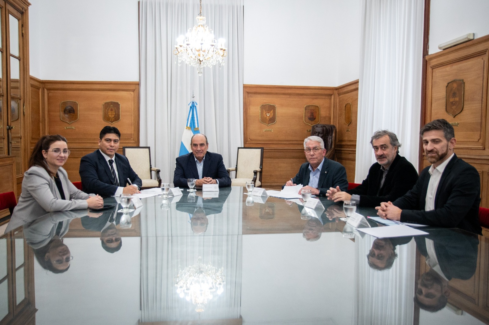 El Gobernador de Santa Cruz,Claudio vidal, la Ministra de Economía de Santa Cruz, el Jefe de Gabinete el Dr. Guillermo Francos, secretarios y subsecretarios El Gobernador de Santa Cruz,Claudio vidal, la Ministra de Economía de Santa Cruz, el Jefe de Gabinete el Dr. Guillermo Francos, secretarios y subsecretarios