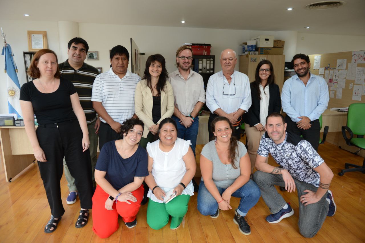 Greta Pena y Gustavo Farquharson, delegado del organismo en Salta, junto a trabajadores y trabajadoras de la delegación 