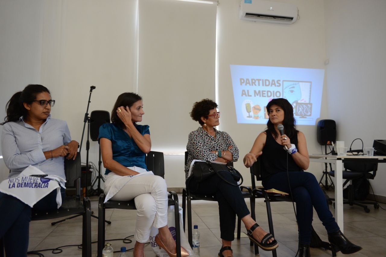 Greta Pena junto a periodistas en el foro “Fomentar la transformación cultural y la democratización de la comunicación”