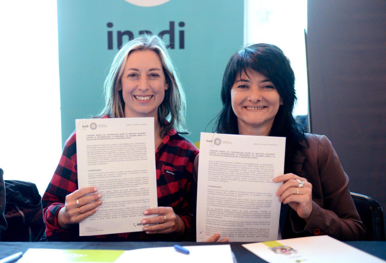 Greta Pena y Cora Luguercho firmaron un convenio de cooperación.