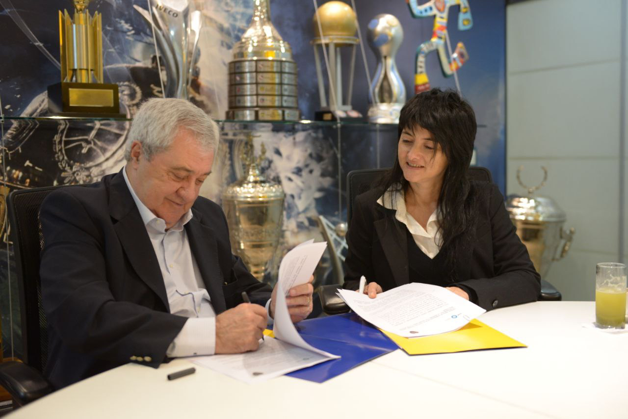 Greta Pena y Jorge Amor Ameal firmando el acuerdo de cooperación 