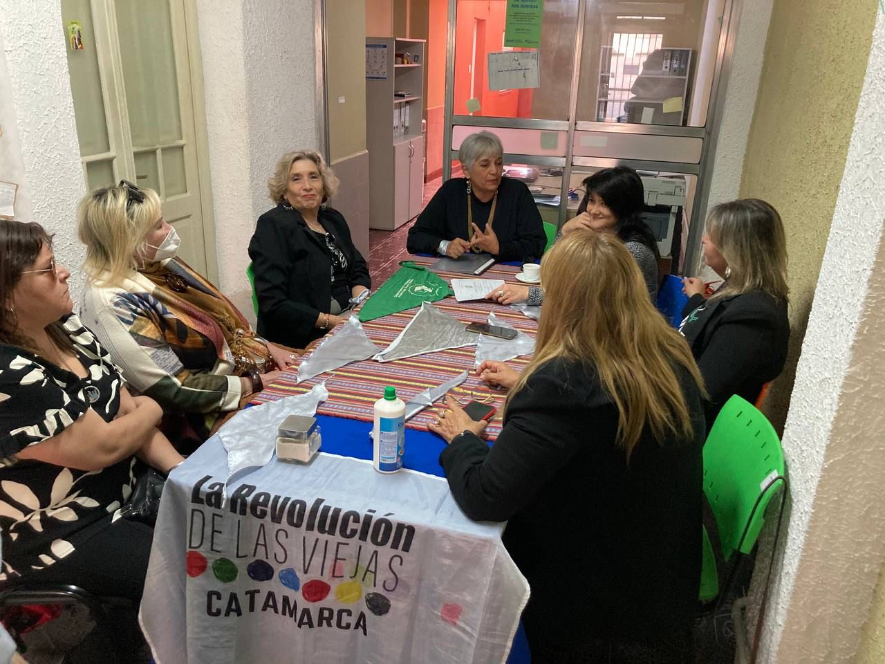 Greta Pena se reunió con referentas de la agrupación “La Revolución de las viejas” de Catamarca.