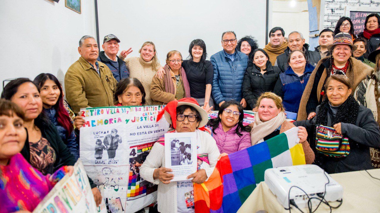 Greta Pena y Santos Tito Véliz junto a vecinos de la comunidad boliviana en el Barrio 31.
