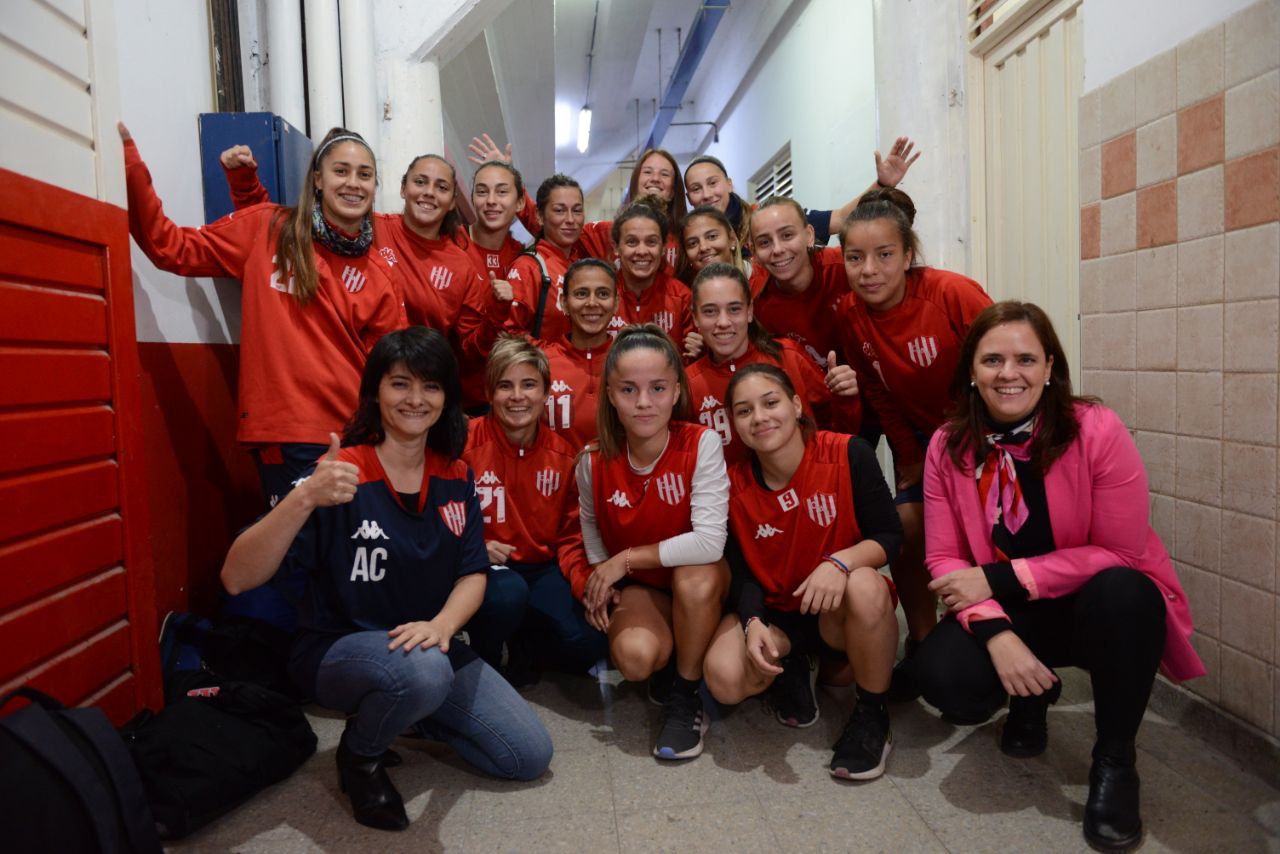 Junto al plantel de fútbol femenino de la División C del Club Atlético Unión