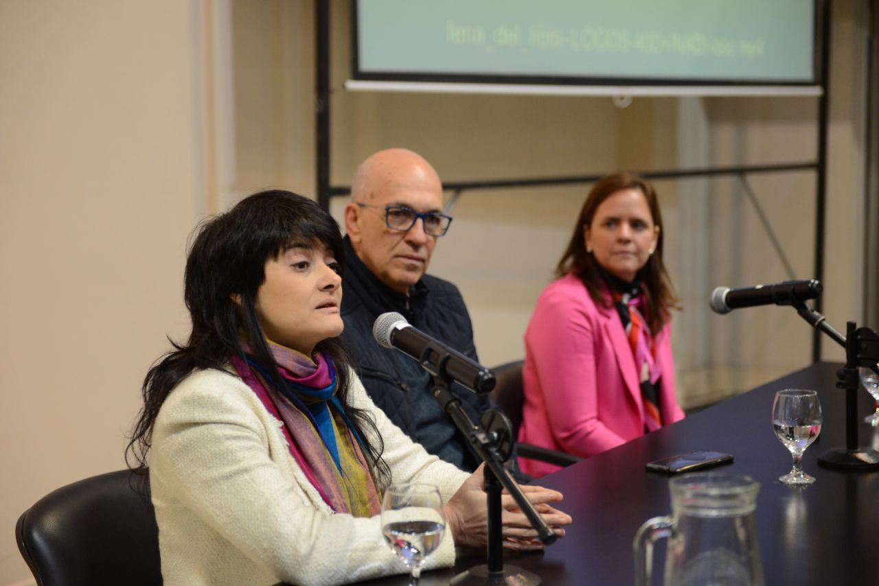 Greta Pena, junto a la delegada Paula Saini y al Ministro de Educación de Santa Fe, Víctor Debloc, durante la presentación del programa “Escuelas sin Discriminación”