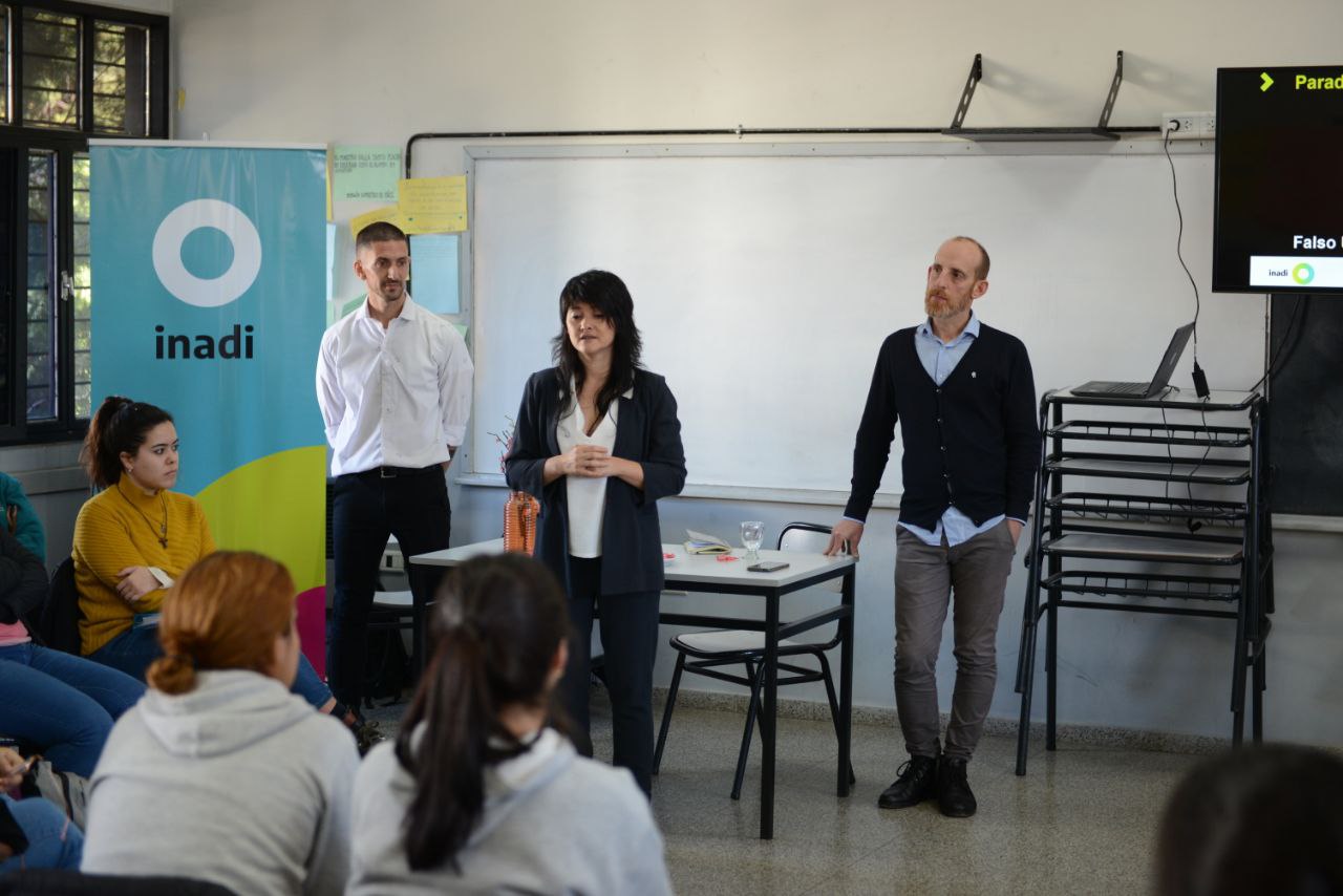 Greta Pena con con estudiantes del profesorado de Formación Docente IN.E. S Dra. Carmen Peñaloza