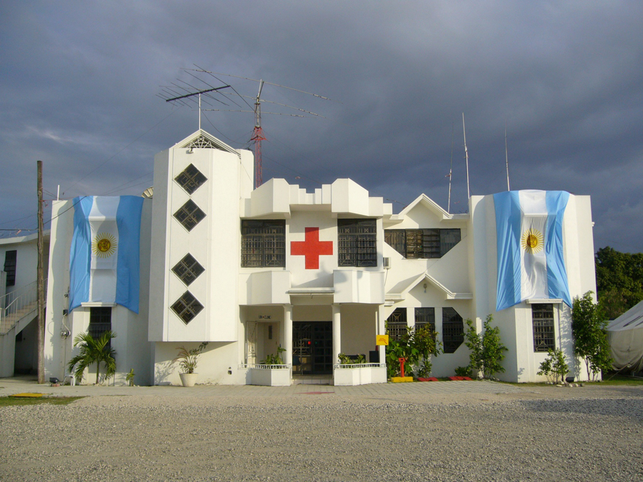 Edificio junto a las unidades móviles del Hospital Militar Reubicable