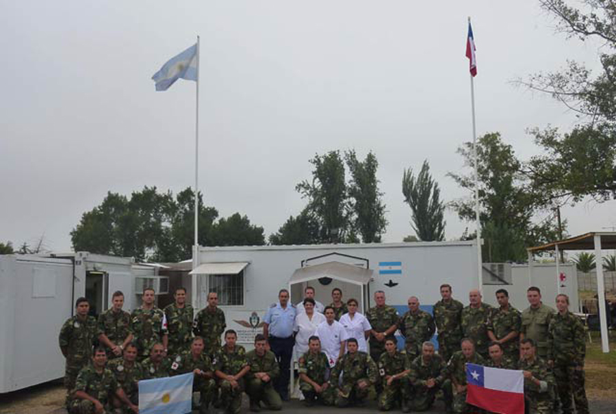 Personal de la Fuerza Aérea Argentina en el Hospital Militar Reubicable desplegado en Chile