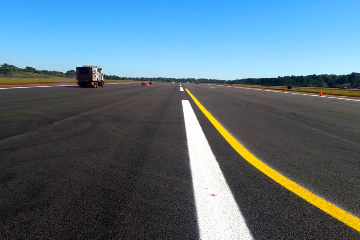 Construcción de la nueva pista en el aeropuerto de Iguazú
