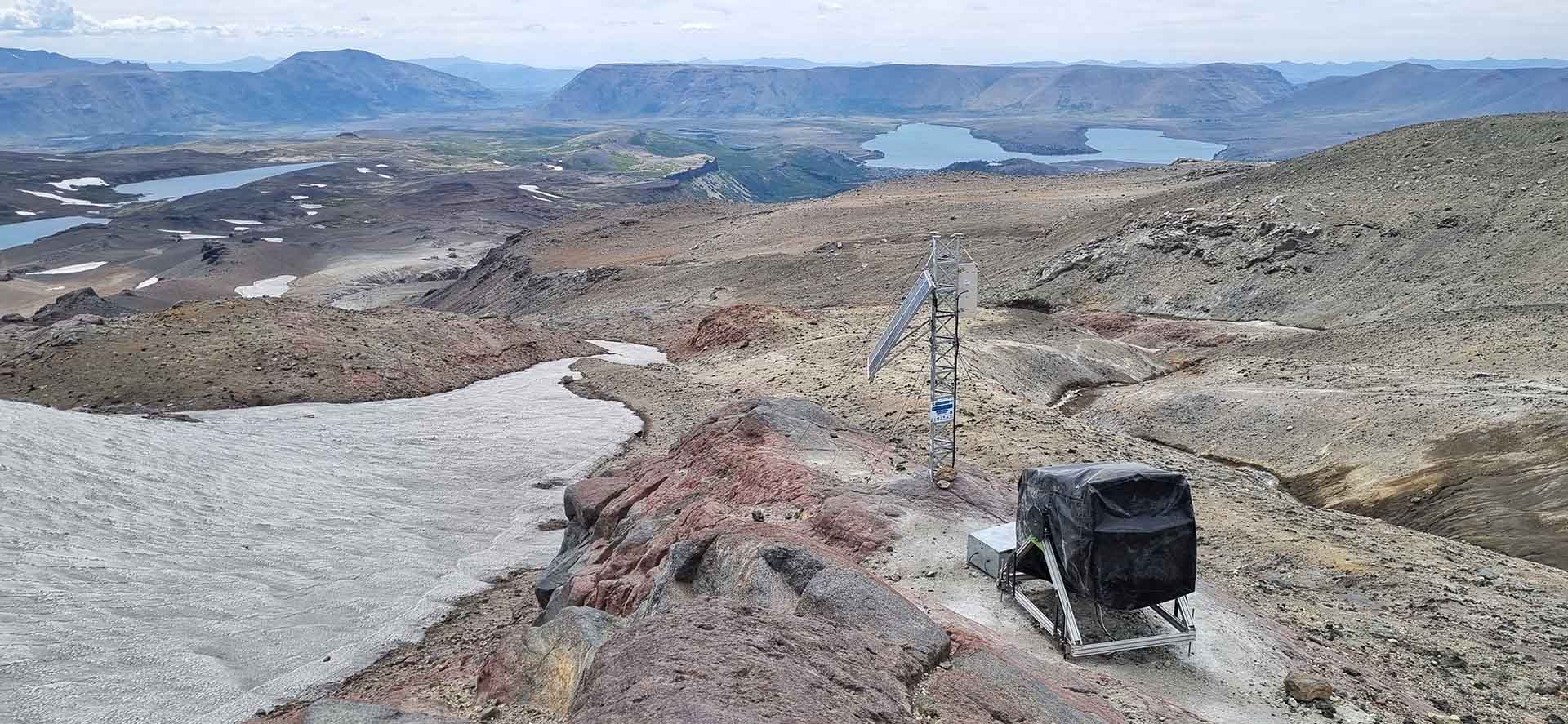Telescopio de Muones instalado sobre las laderas del volcán Copahue, donde permanecerá por los próximos dos años registrando datos que posibilitarán realizar una “radiografía” del cráter del volcán.