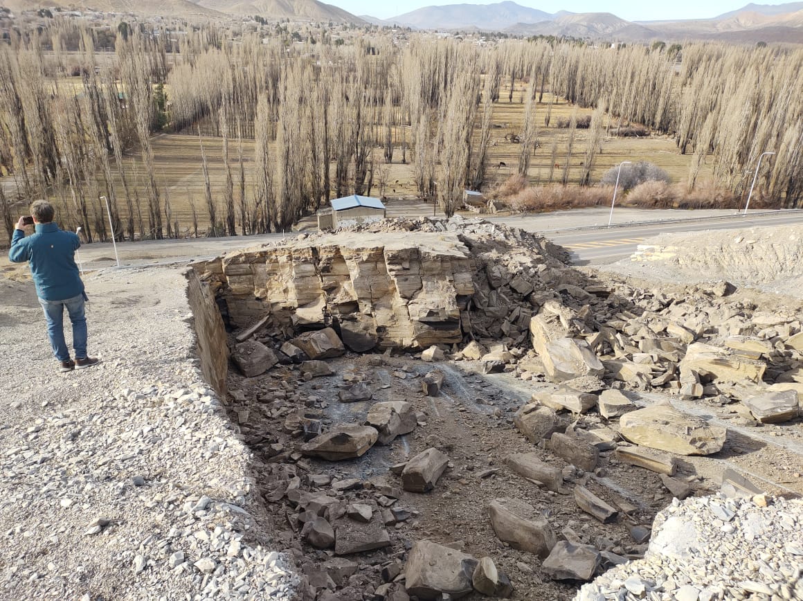 Cicatriz en el terreno dejada por el deslizamiento planar a la vera de la ruta provincial 43, al pie del cerro de la Virgen en Chos Malal, provincia de Neuquén.