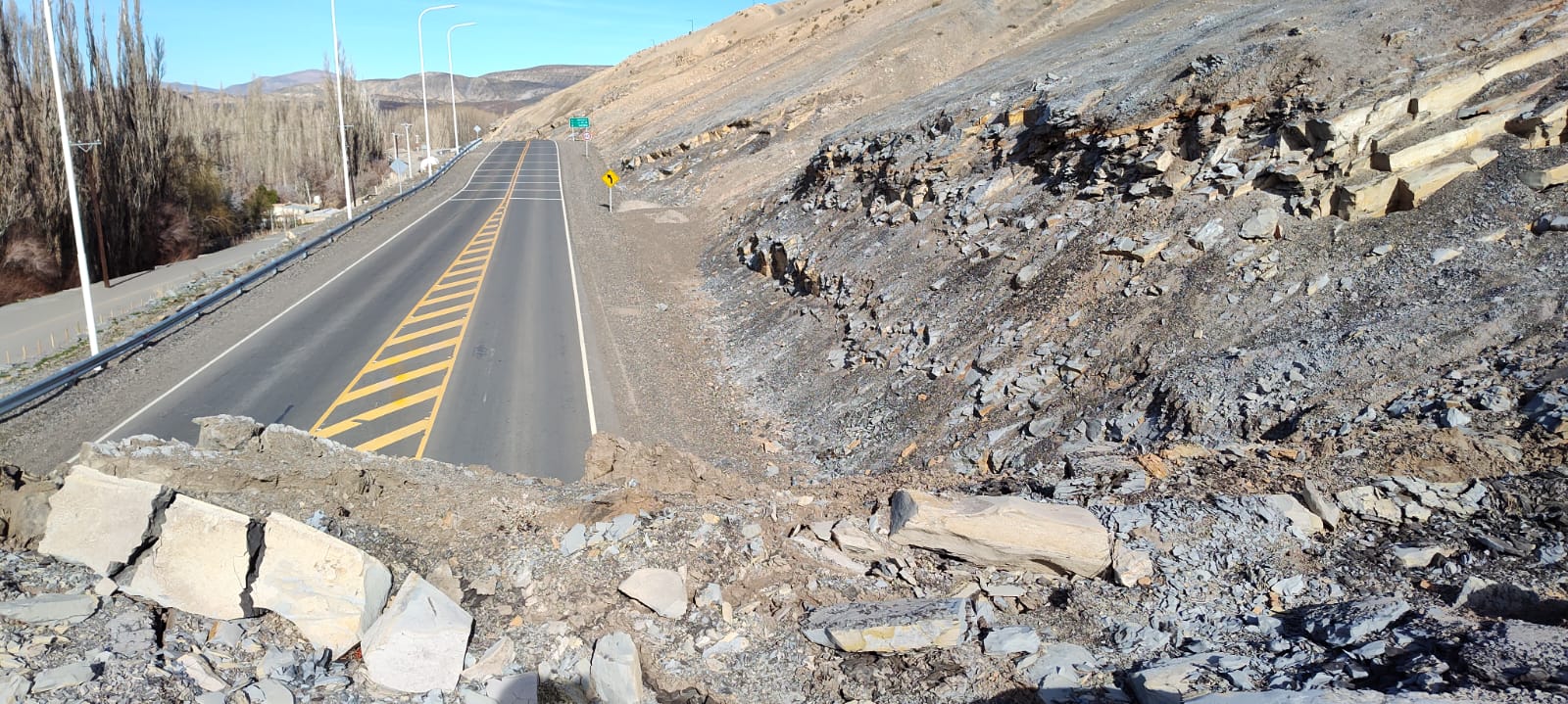 Interrupción de la circulación sobre ruta provincial 43 en la zona del deslizamiento, donde se aprecia la inclinación de los estratos en dirección a la ruta.