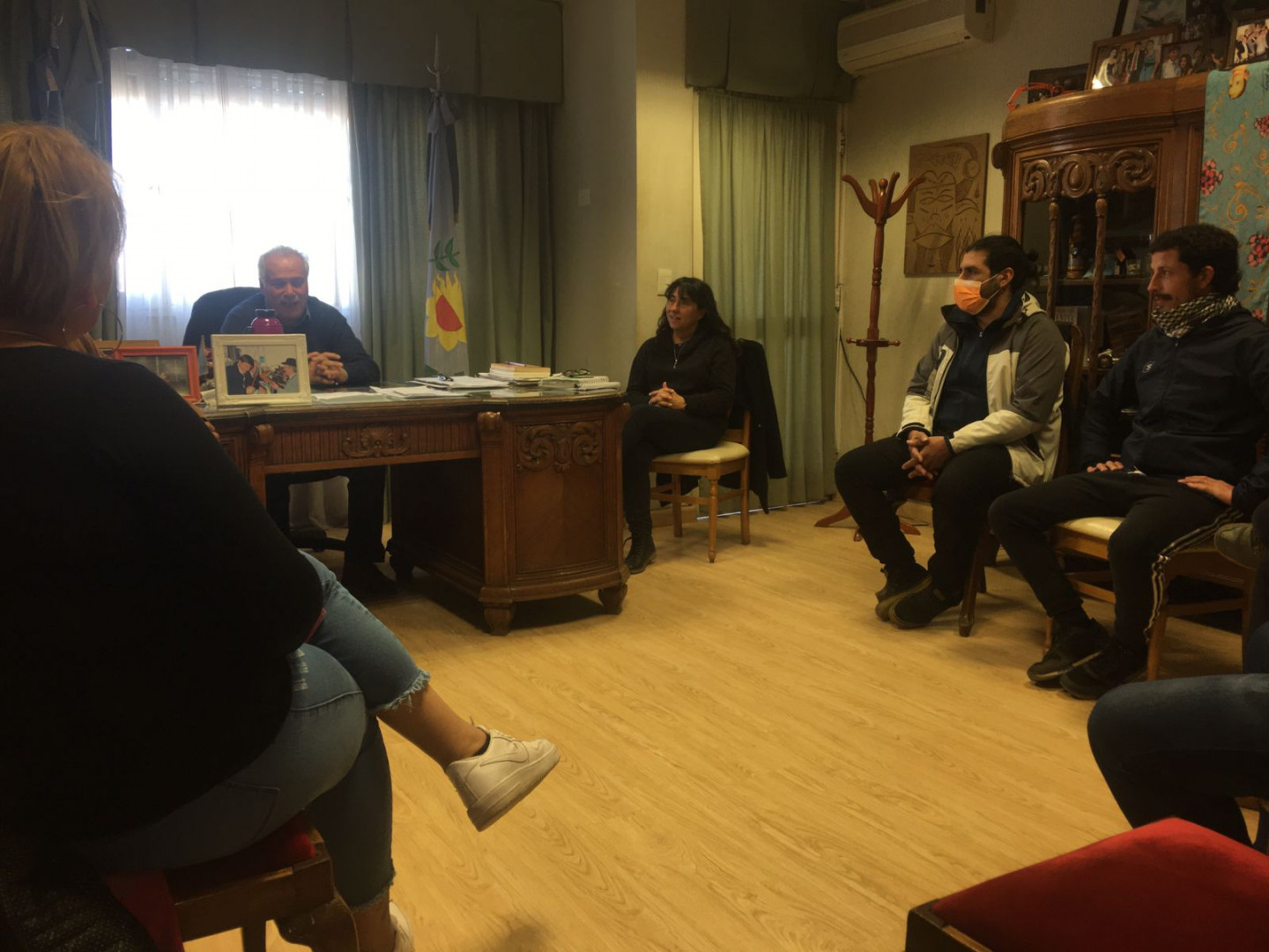 Reunión en el despacho del intendente municipal de Roque Pérez, José Luis Horna