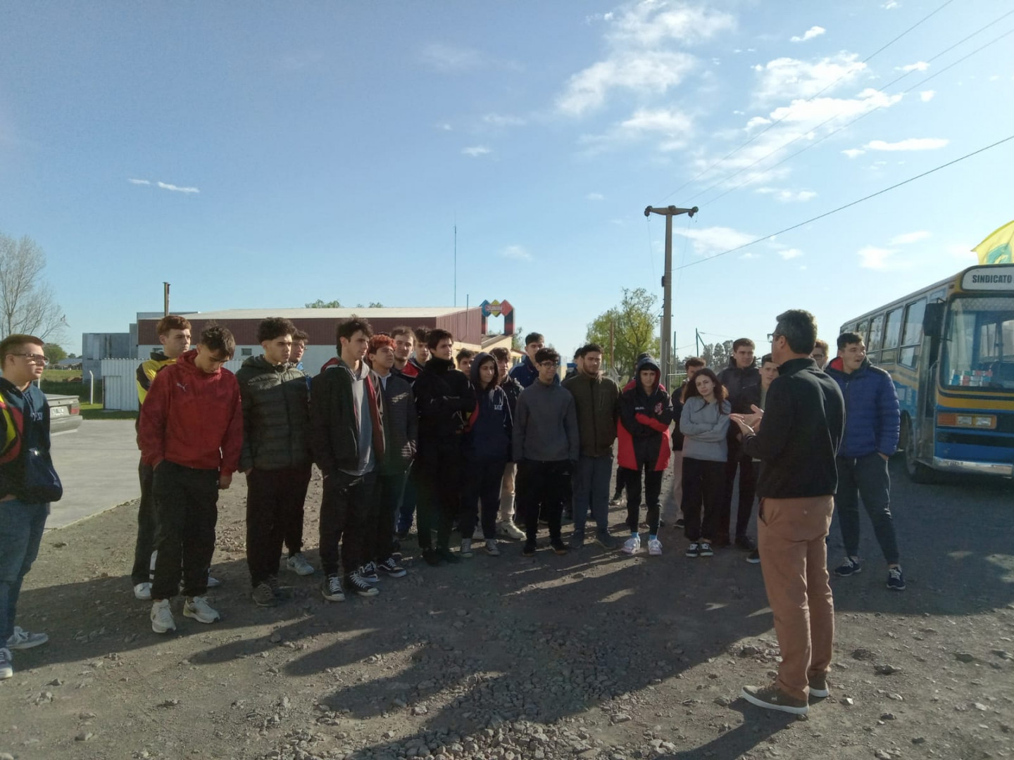 Jovenes durante la visita a una empresa de maquinaria