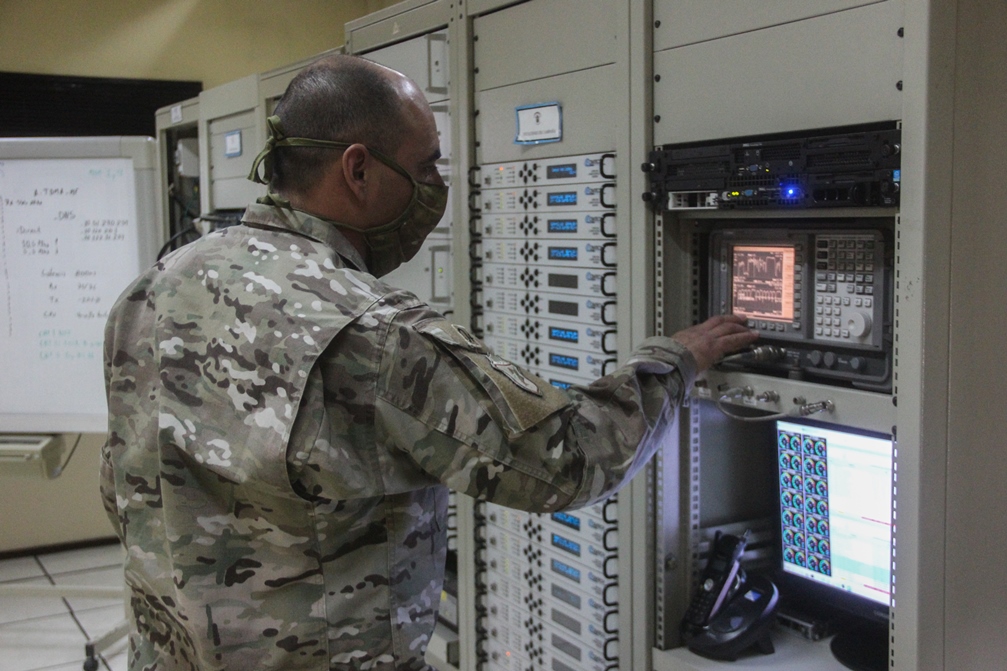 Operador supervisando una de las centrales de comunicaciones