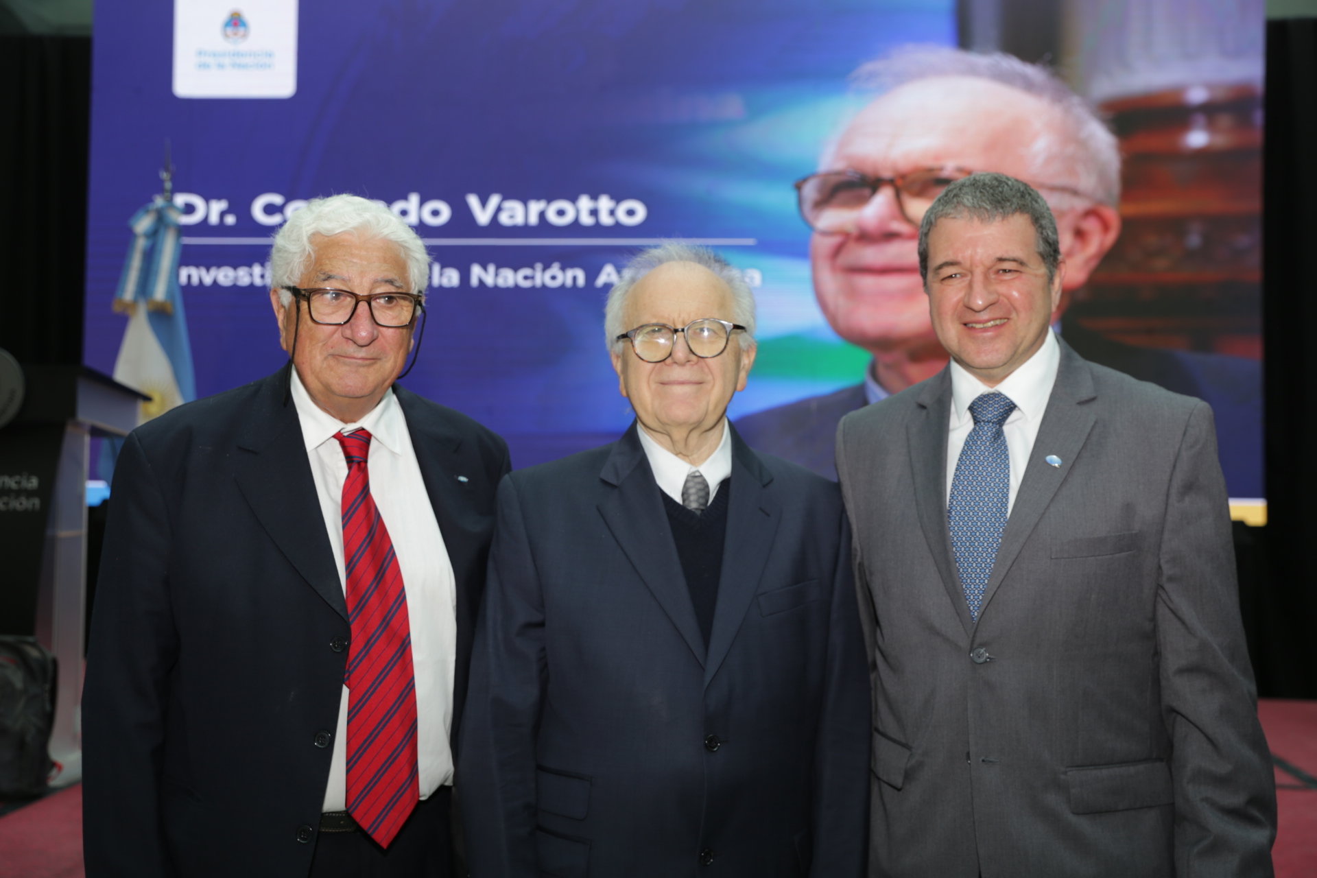 Dr. Conrado Varotto, a su derecha el Dr. Jorge Albano, miembro del Directorio de la CONAE; y a su izquierda el Ing. Raúl Kulichevsky, Director Ejecutivo y Técnico de la CONAE